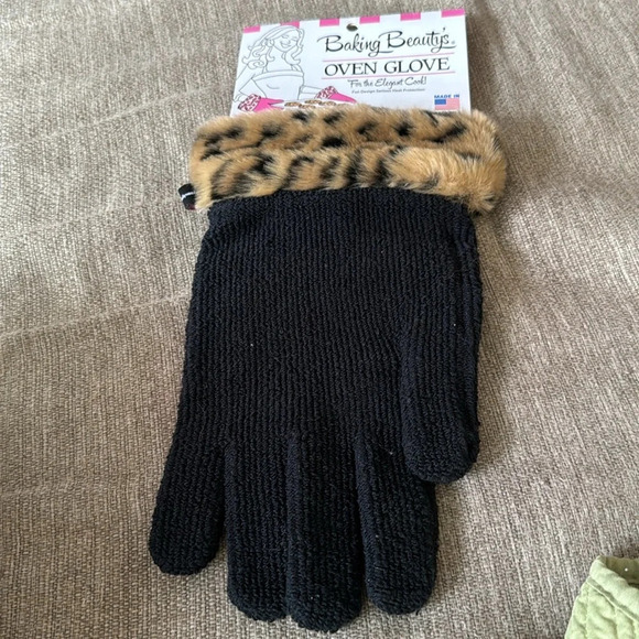 BAKING BEAUTY'S OVEN GLOVE black animal print NWT BY HOLLYWOOD KITCHEN - Picture 6 of 10